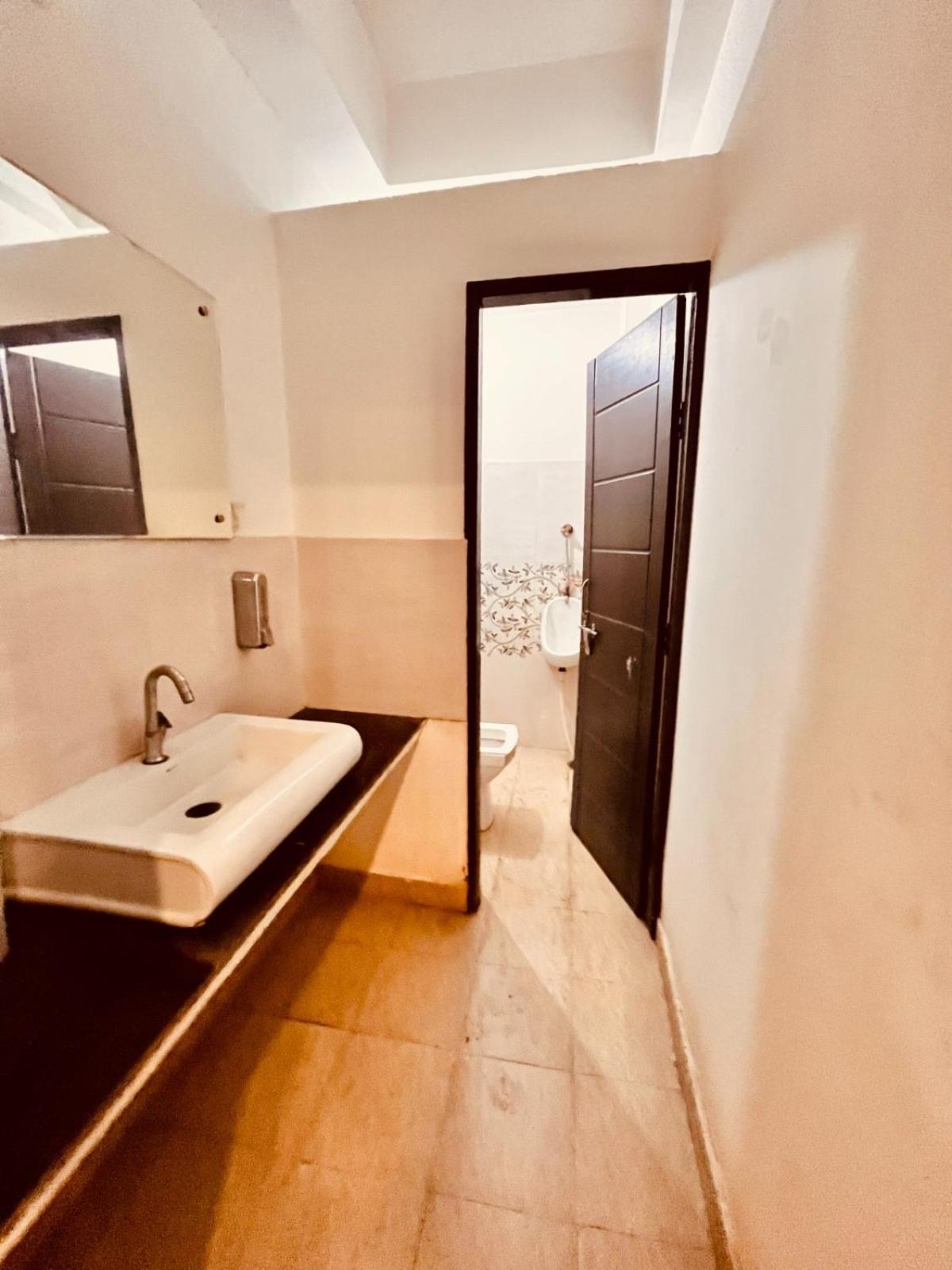 Hotel Gs Amritsar 200 Mtr From Golden Temple Buitenkant foto